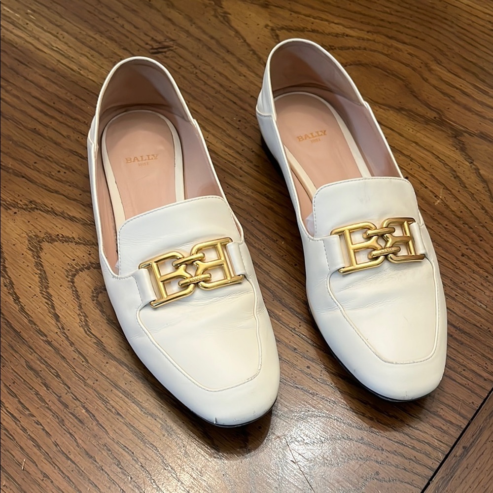 Bally Ellah Loafer with Elegant Chain Detail, size 38